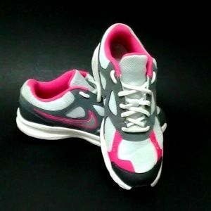 ~NIKE~ATHLETIC KID'S  SHOES SIZE :5.5 Y